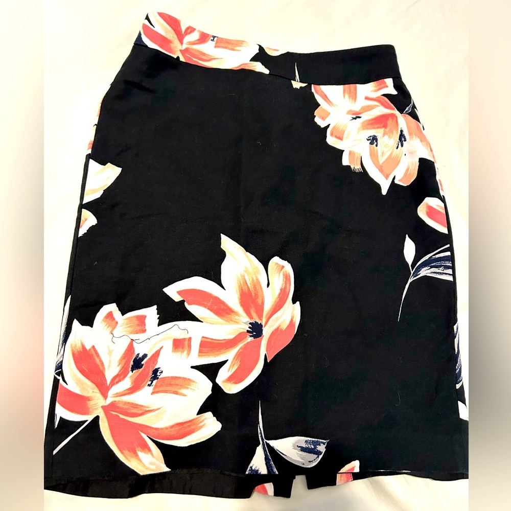 Pre Loved Ann Taylor Floral Pencil cut Skirt. Size 0. With slit at the back